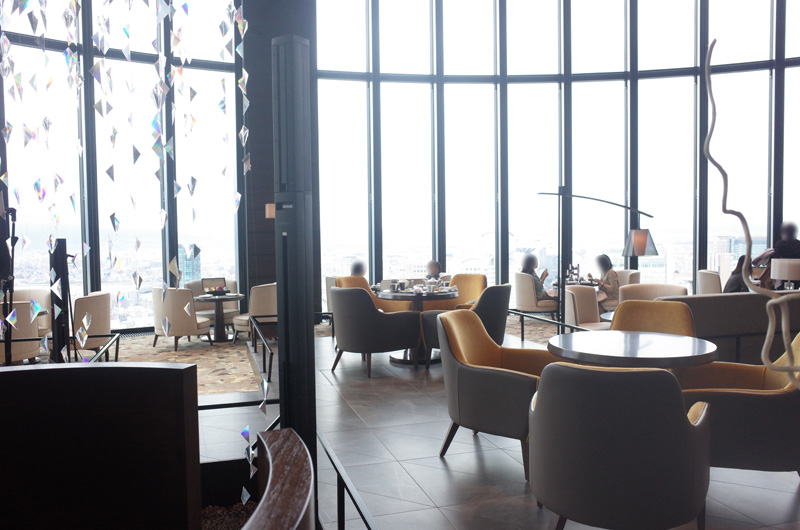 アフタヌーンティーを楽しめる高級ホテルラウンジの雰囲気