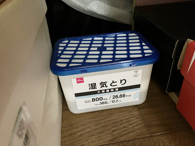 床に置いた除湿剤