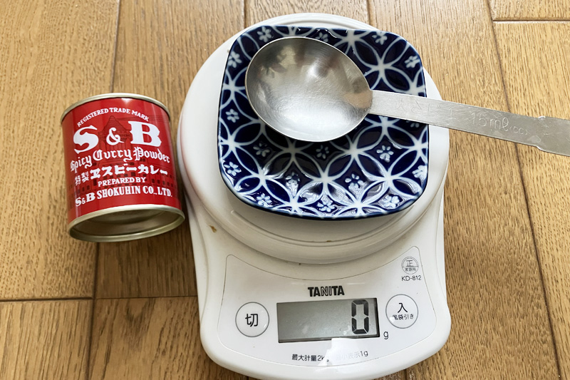 カレー粉を大さじで量る前の状態（スプーンとカレー粉の準備）