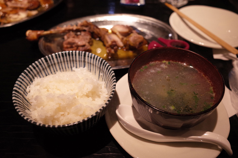 骨付鳥の定食セット（親鳥）。骨付き鶏もも肉にごはんと鶏スープが付いた香川県のご当地グルメ