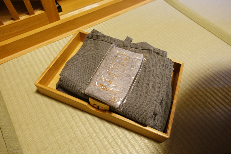 ホテルで用意されている作務衣（上下セパレートの館内着）