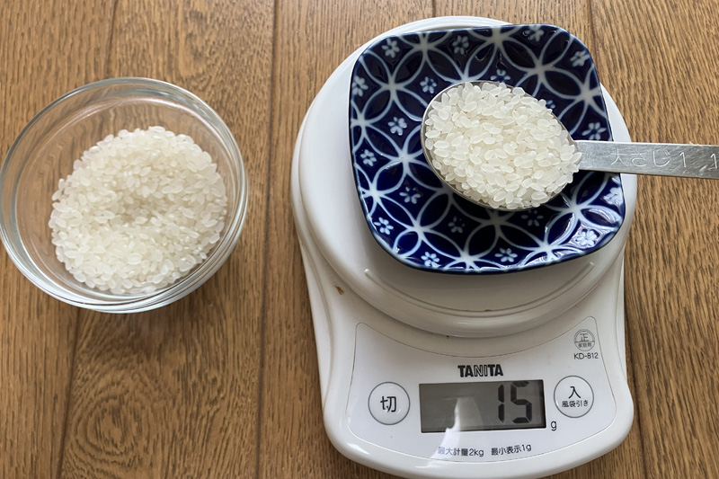 大さじ1ですりきりにした生米をキッチンスケールで量っている様子