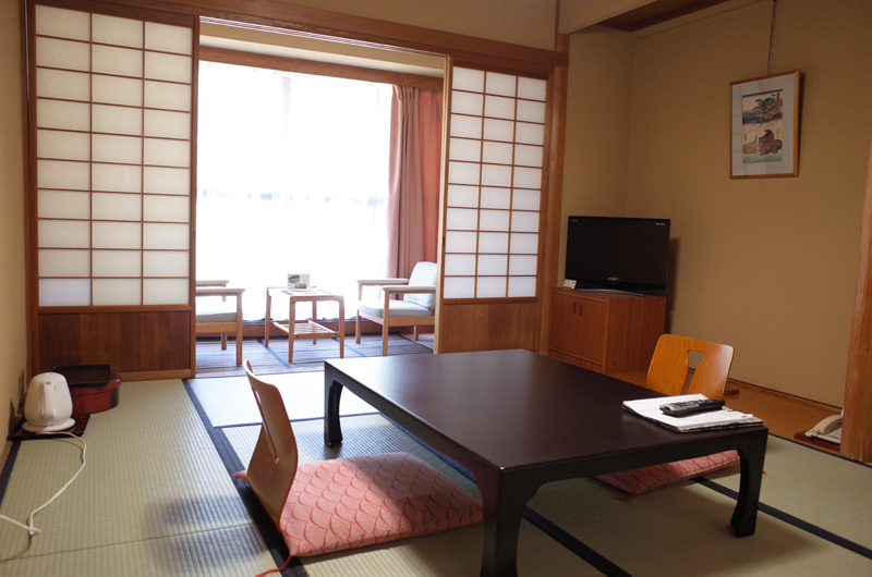 セルフ対応が多い旅館のシンプルな畳部屋