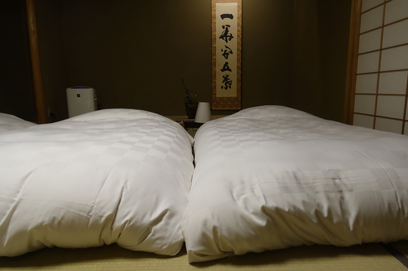 旅館の和室に敷かれた布団