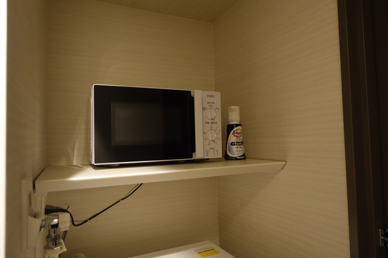 ホテル館内の共用スペースに設置された電子レンジコーナー