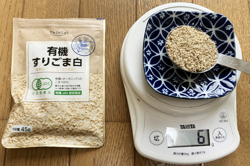 すりごまを軽くすくって量ったところ約6gになったキッチンスケールの様子