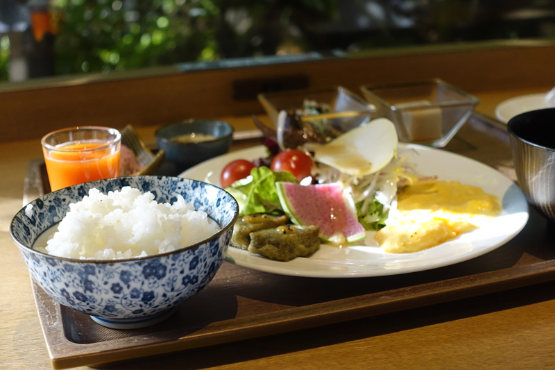 ビジネスホテルの朝食バイキング